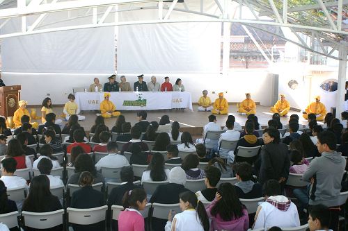 '图4:法轮功学员在台上教功'