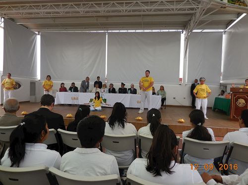 '图5:法轮功学员在台上教功'