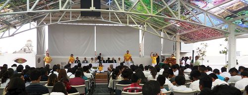 '图7:法轮功学员在台上教功'