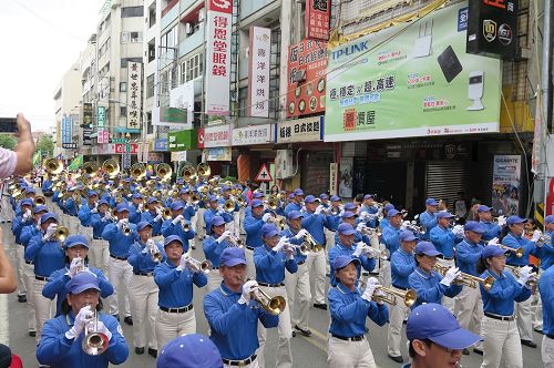 '图1~2:天国乐团受邀在双十游行中担任开道,引领游行。'