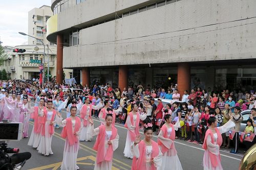 '图5:“好漂亮喔!仙女来了!”由法轮功学员装扮的仙女们在队伍中向民众挥手'
