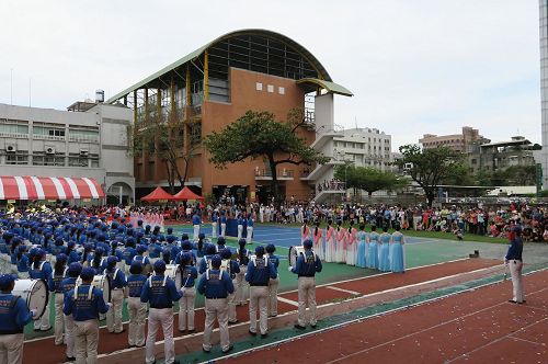 '图6:游行归来,民众在彰化女中操场上观赏天国乐团的表演。'