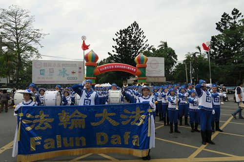 '图8:三百多位团员参加云林北港镇的爱心嘉年华踩街游行。'