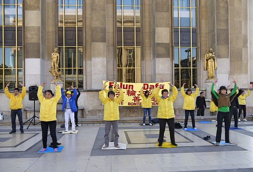 图1:二零一六年十月九日下午,和往常的周日一样,法国的法轮功学员在巴黎人权广场传播法轮功的真相。