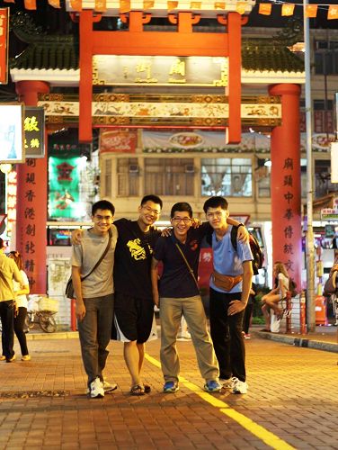 图6 . 从台湾到香港讲真相的大学生及研究生(由左至右)廷威、浚佑、子翔、冠廷等四位,在香港庙街合影。