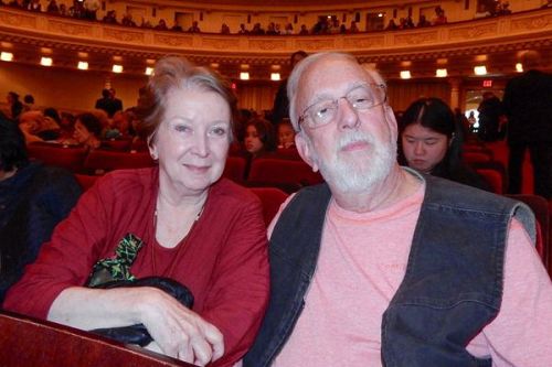 '图7:资深竖琴演奏家、作曲家Valerie Whitcup女士与丈夫一起欣赏了神韵交响乐团十月十五日下午在纽约卡内基音乐厅(Carnegie Hall)的演出。'