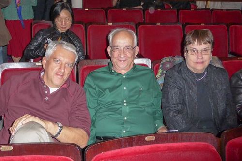 '图12:美国运通公司执行副总裁Andres Espinosa先生(左)、银行家Myron Dice(中)及其太太Barbara Dice交口称赞神韵交响乐。'