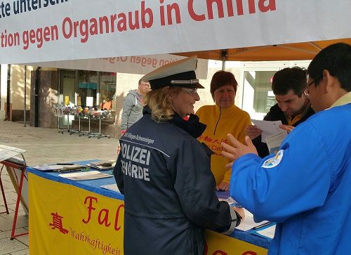 '图3:当地执勤警察在听真相'