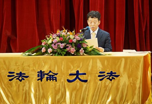'图2-7:二零一六年韩国法会上,法轮功学员交流修炼心得'