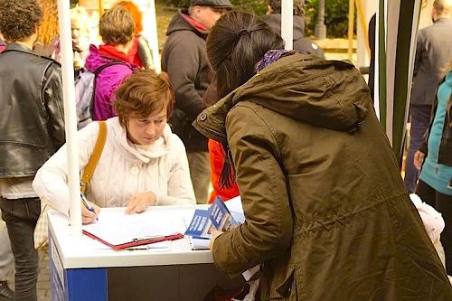 '图3:民众在庙会上签名支持法轮功学员'