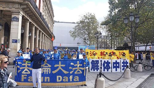 '图7:游行队伍到达皇宫广场-法国戏剧院。'
