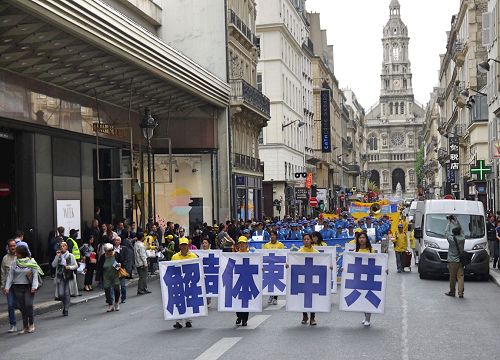'图8-9:游行队伍经过拉法耶特商场免税店时,许多大陆游客驻足观看。'
