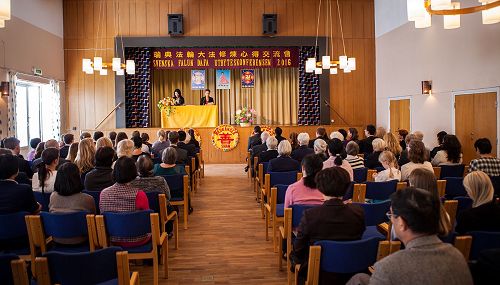 '图1:二零一六年十月一日,瑞典法轮大法修炼心得交流会在斯德哥尔摩南部的民众会议中心举行。'