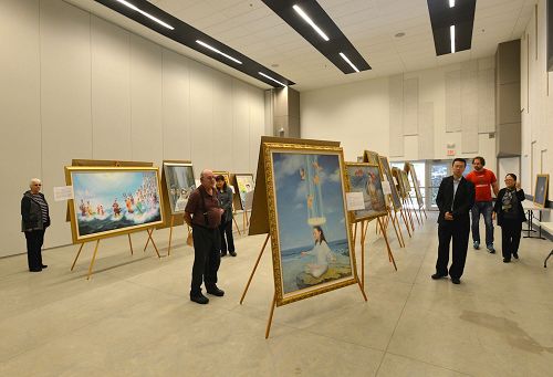 '图1-4:二零一六年九月二十五日到十月一日,“真、善、忍”美展在加拿大菲沙河谷大学的一所会议厅内举行,美展以其纯正高超的传统艺术技法和深邃的艺术内涵给参观者带来震撼。'