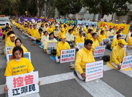 图1:二零一六年十月二十二日傍晚五点多,来自各国的部分法轮功学员来到旧金山中领馆前静坐,继续传递“真、善、忍”的美好,呼吁各界的支持,帮助制止持续了十七年的、中共对法轮功学员的迫害,要求法办迫害元凶江泽民。