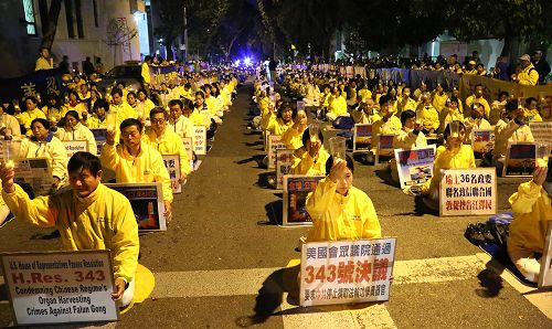图2:夜幕降临,法轮功学员点燃点点烛光,悼念被中共迫害致死的法轮功学员,并呼唤正义良知。
