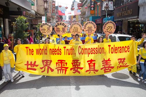 图1-9:二零一六年十月二十二日,来自世界各地的法轮功学员汇聚在旧金山举办的盛大游行,获得沿途观众的赞美和支持。