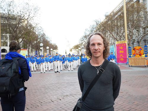 图5:来自瑞典的电脑编程工程师Martin表示,看到法轮功学员盛大的集体炼功场面,感到很美好。