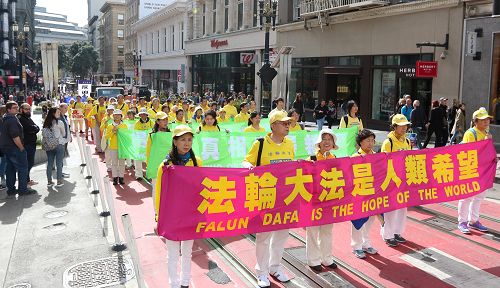 图1-14:二零一六年十月二十二日,来自世界各地的法轮功学员汇聚在旧金山举办的盛大游行,旧金山民众称:希望全美国的人都能看到这一幕。
