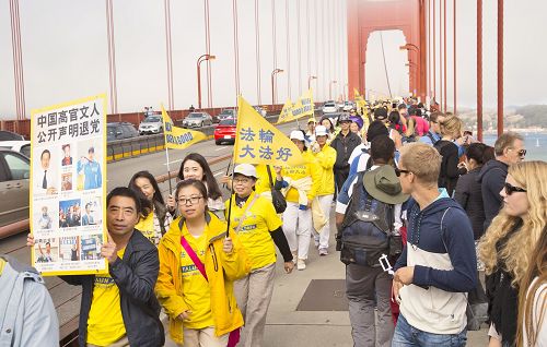 图1-5:二零一六年十月二十三日,约千名法轮功学员横跨旧金山著名景点金门桥,呼吁世人帮助制止中共对法轮功学员的迫害。