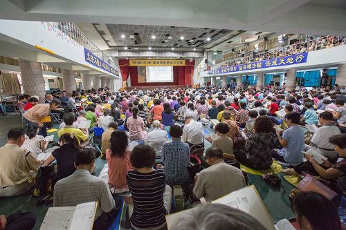 '图1、2:台湾南部地区部份法轮功学员,在台南市永康国中活动中心学法交流,大家比学比修,互勉精進。'