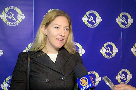 '图5:多伦多杂志撰稿人兼音乐家Rebecca Spour女士说,神韵交响乐团的演出让她能清清楚楚地分辨出音乐中的情感,并感受到天堂那殊胜美好的景象。'