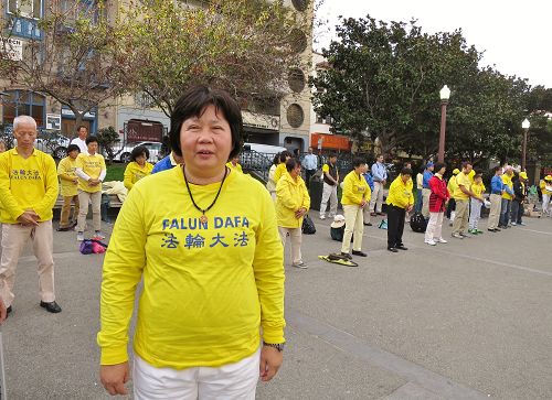 图2:林银雪女士参加法轮功旧金山大游行,在终点站花园角公园。