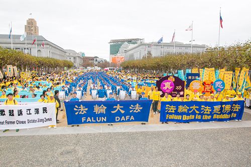 图1-4:二零一六年十月二十五日下午一点至三点半,二千多么法轮功学员及各界人士在美国加州旧金山市政广场举行“共同结束对法轮功的迫害”大型集会。