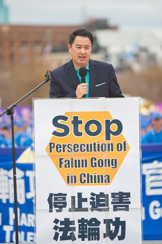 图5:法轮功信息中心发言人张而平在集会上发言