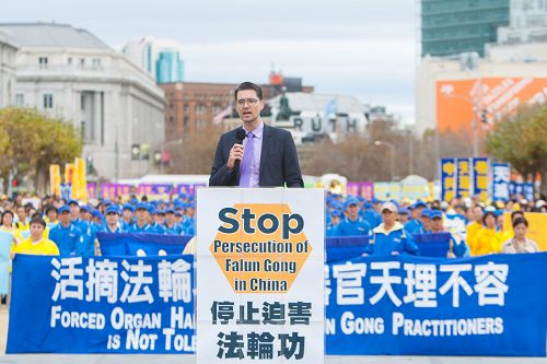 图8:美国犹他州大学医学院肿瘤科的助理教授、亨茨曼癌症研究所(HCI)研究员(G.WeldonGilcrease)医生在集会上发言。
