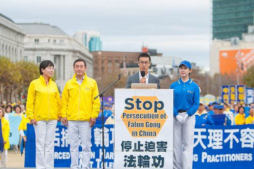 图11:现居美国的法轮功学员王大可偕同父母及姑姑在集会上呼吁将迫害法轮功的元凶江泽民绳之以法。
