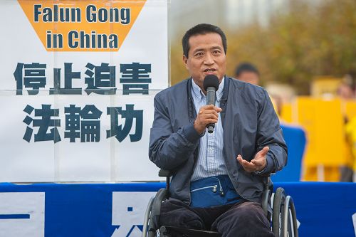 图12:前北京学生方政在集会上表达对法轮功学员对敬佩,并谴责中共活摘器官暴行。