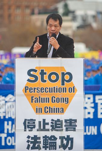 图13:民主大学校长唐柏桥在集会上发言