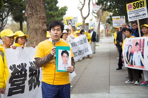 '图6:纽约法轮功学员黄万青的弟弟被中共非法迫害,失踪十三年。他说,他要让更多人知道法轮功千古奇冤,他要为弟弟讨回公道。'
