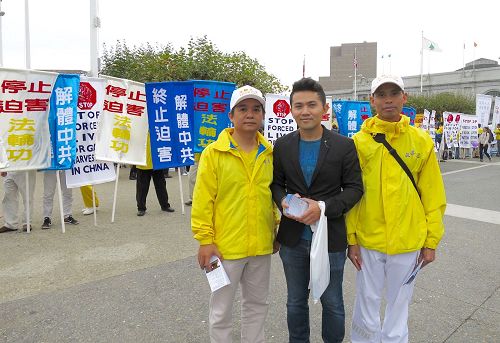 '图6:三位越南裔法轮功学员相聚在旧金山集会,Tu Quang来自越南河内(左),Thanh来自德国(右),Peter Tran在美国生活。'
