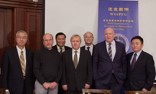 '图1:二零一六年十月二十八日,追查迫害法轮功国际组织在柏林举办论坛,呼吁公众关注中共活体摘取法轮功学员器官的罪行。(前排从左到右)追查国际主席汪志远医生、IT医学数据统计专家施瓦茨、欧盟议员盖立克、独立调查记者葛特曼、追查国际公关部主任李祥春。(后排从左到右)主持人美国天主教大学聂森教授、德国议员帕策尔特。'