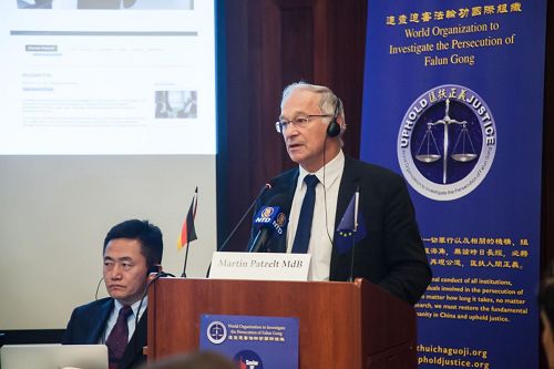'图2:德国国会议员帕策尔特在柏林举办的反活摘国际论坛上指出:活摘器官已经持续了十几年了。我们能容忍这个罪行吗?'