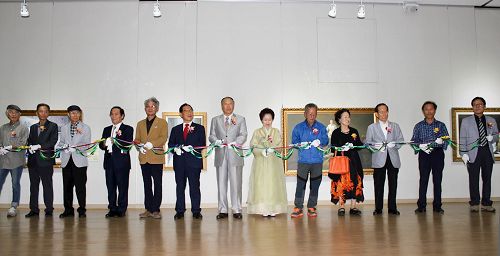 '图1:当地主流人士出席“真善忍国际美展”开幕仪式的剪彩活动。'