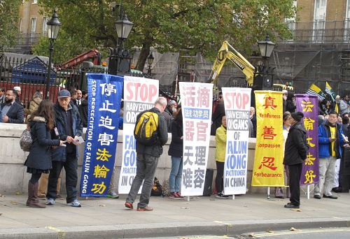 二零一六年十月二十七日,英国法轮功学员在唐宁街英国首相府大门正对面,呼吁制止中共迫害