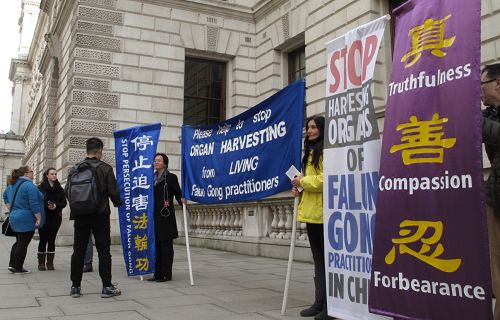二零一六年十月二十七日,英国法轮功学员在英国外交与联邦事务部大门外,呼吁制止中共迫害