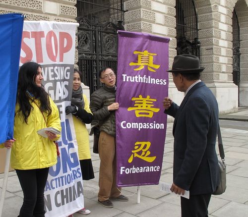 十月二十七日,在英国外交部大门外,一位侨居法国的前泰国人权活动家表示支持法轮功学员的诉求