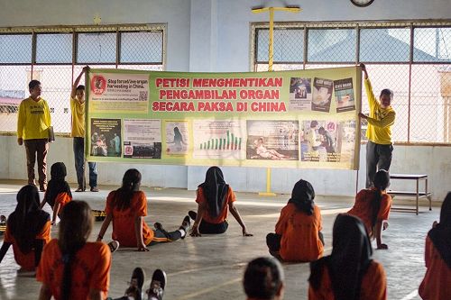 图3:向师生讲述中共对法轮功学员强摘器官的暴行