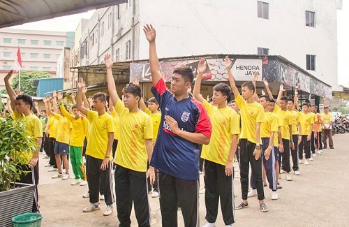 图4-5:学生们在学炼法轮功五套功法