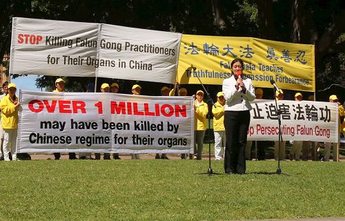 '图4:二零一六年十月一日,法轮功学员在悉尼市中心海德公园举行集会,揭露中共继续大规模活摘法轮功学员器官,呼吁停止迫害法轮功。'