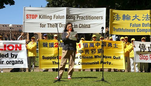 '图10:华人作家孙宝强在集会上发言'