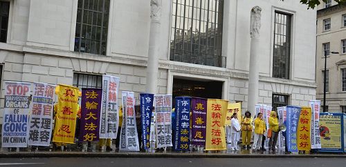 '图1:二零一六年十月一日,英国法轮功学员在伦敦中使馆对面集会,呼吁制止迫害。'