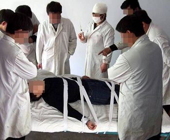 '绑在床上强迫注射毒针(演示图)'