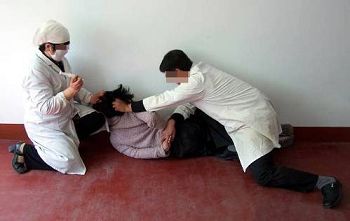 '江静第三次被注射毒针(演示图)'