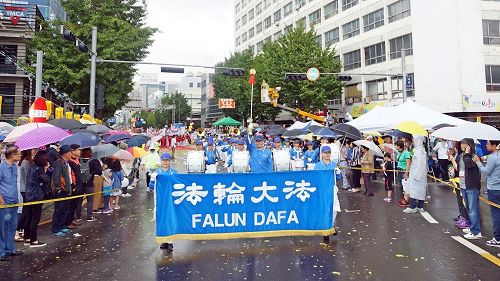 '图1-3:法轮大法天国乐团威风凛凛的游行。'