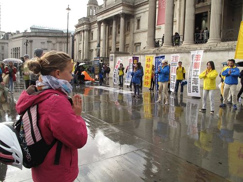 '图1:二零一六年十月一日下午,伦敦小女孩克劳伊(Chloe)在特拉法加广场(Trafalgar Sqare)认真模仿学炼法轮功功法。'